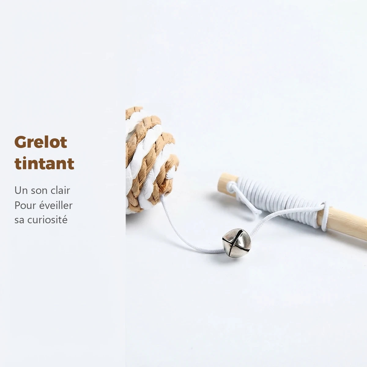Grelot tintant au bout de l'élastique pour éveiller la curiosité du chat