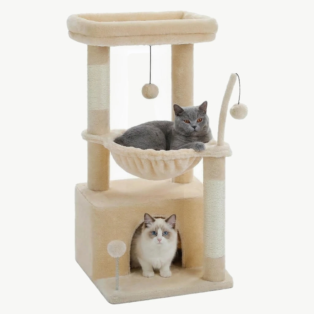 Arbre à chat Le Douillet 84 cm beige, vue d'ensemble avec un British Shorthair dans le hamac et un chaton Ragdoll dans la niche