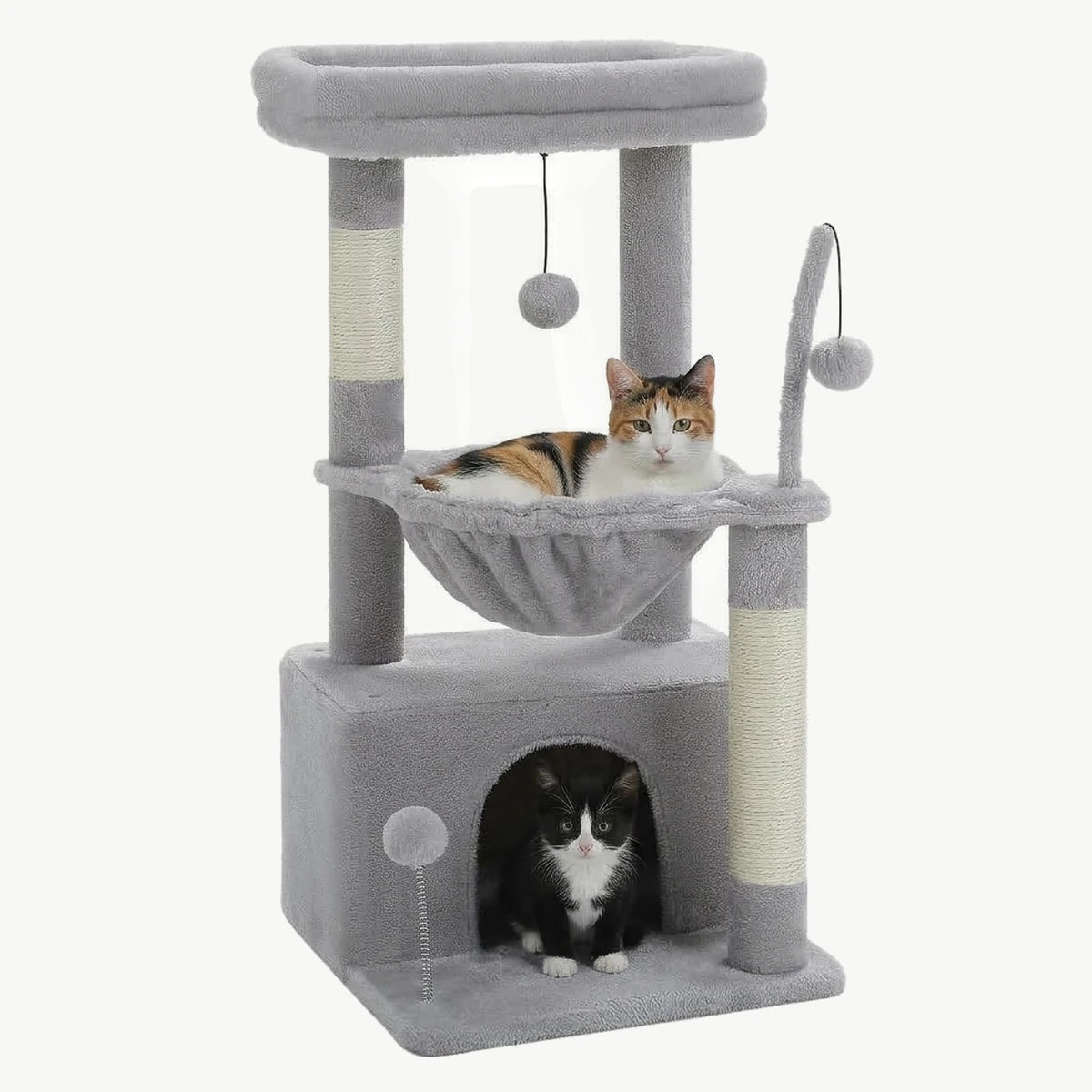 Arbre à chat Le Douillet 84 cm gris, vue d'ensemble avec un chat calico dans le hamac et un chaton noir et blanc dans la niche