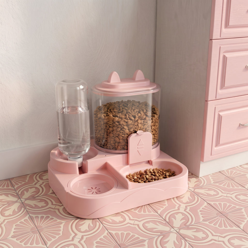 Le Nomade rose posé sur un carrelage à motifs