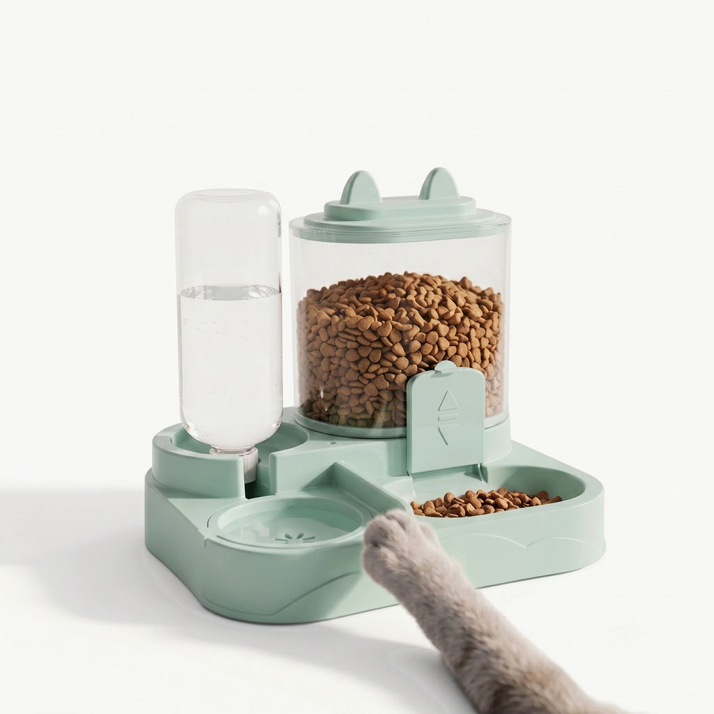Distributeur Le Nomade vert menthe, un chat approche la patte de la gamelle
