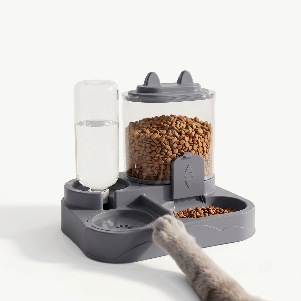 Distributeur de croquettes et d'eau Le Nomade gris, un chat approche la patte