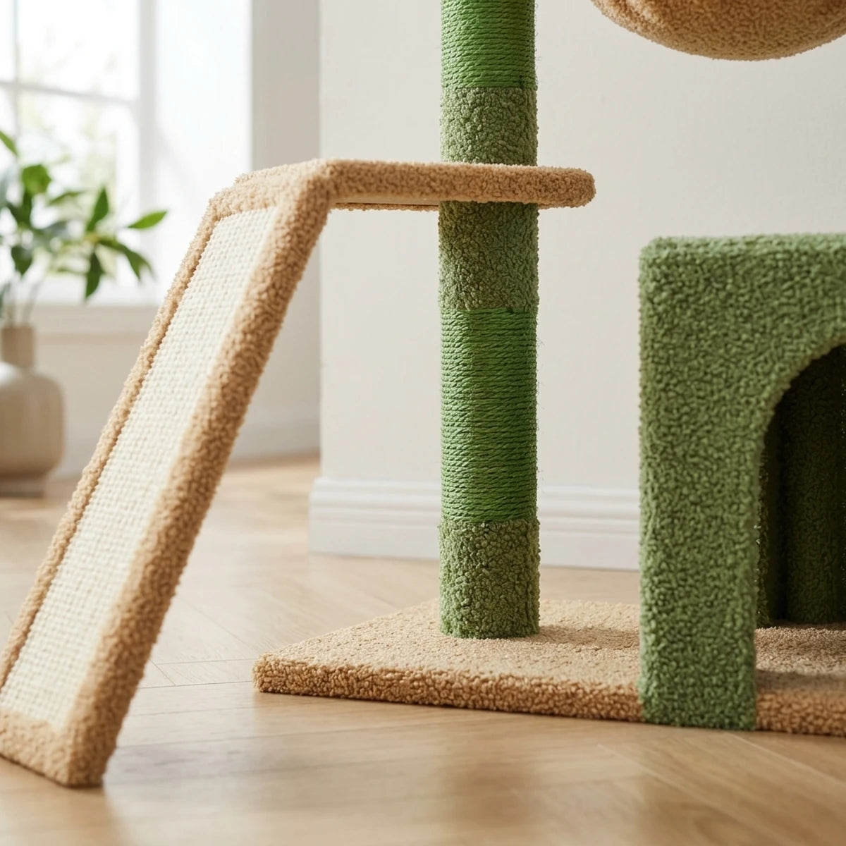 Gros plan sur le socle de l'arbre à chat Le Sultan vert : base en bouclette camel et poteau griffoir en sisal