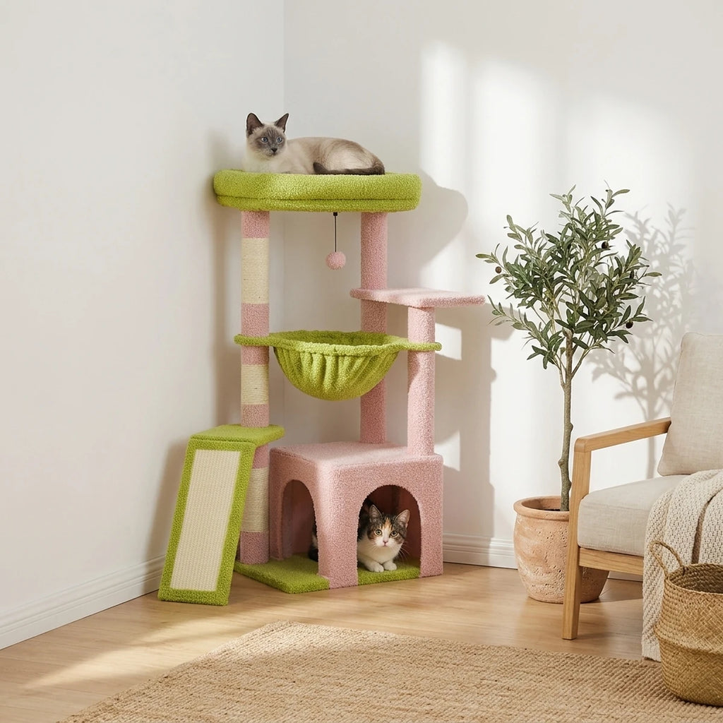 Arbre à chat Le Sultan rose dans l'angle d'un salon lumineux, chat siamois au sommet