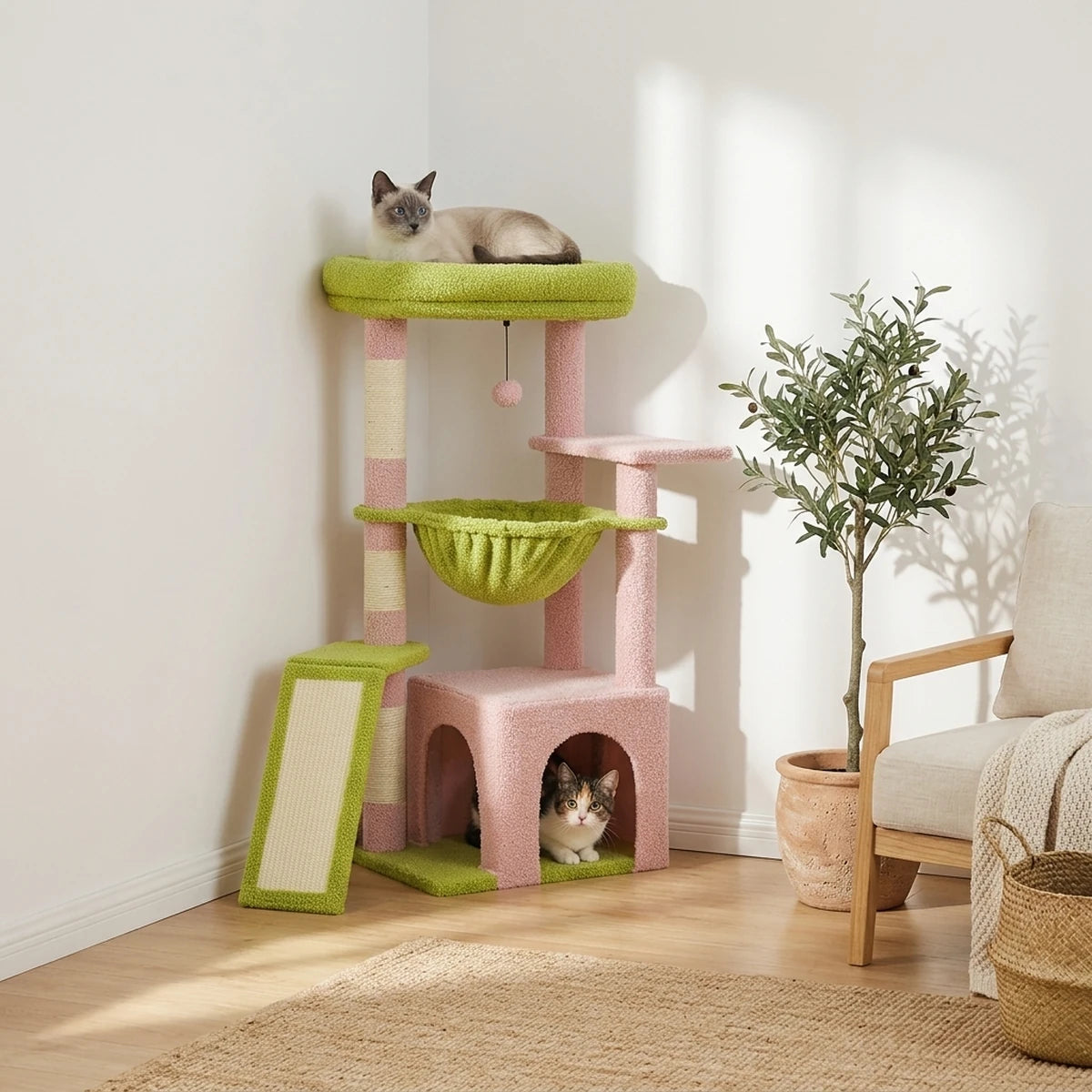 Arbre à chat Le Sultan rose dans l'angle d'un salon lumineux, chat siamois au sommet