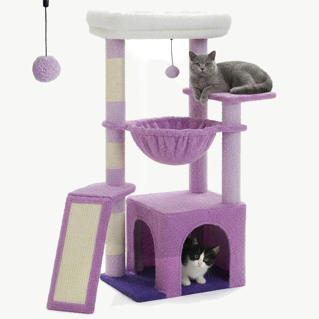 Arbre à chat Le Sultan 92 cm violet, chat gris sur la plateforme et chaton noir et blanc dans la niche