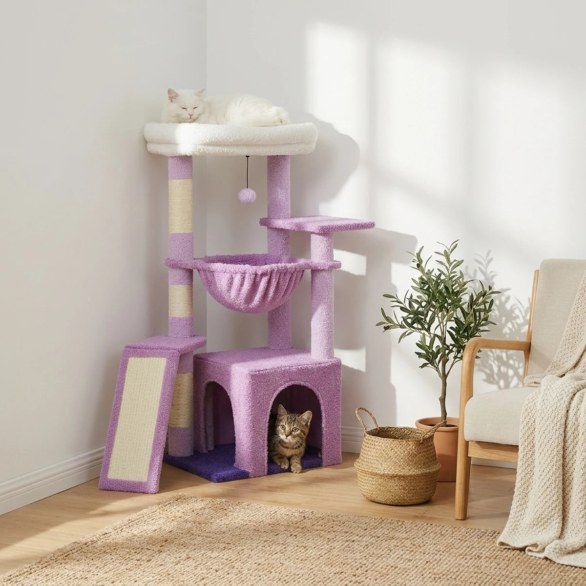Arbre à chat Le Sultan violet dans l'angle d'un salon lumineux, chat blanc au sommet