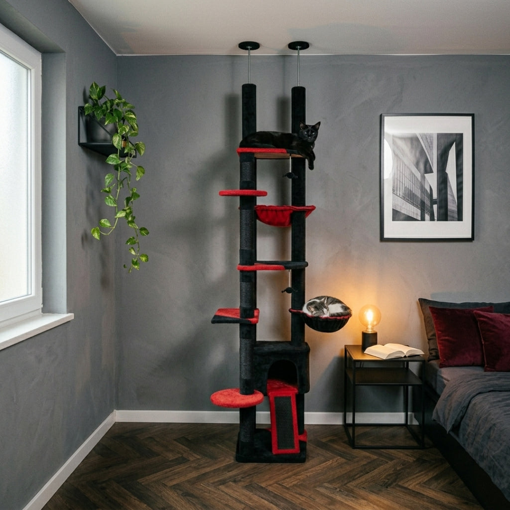 La Tour Féline noire et rouge installée dans une chambre